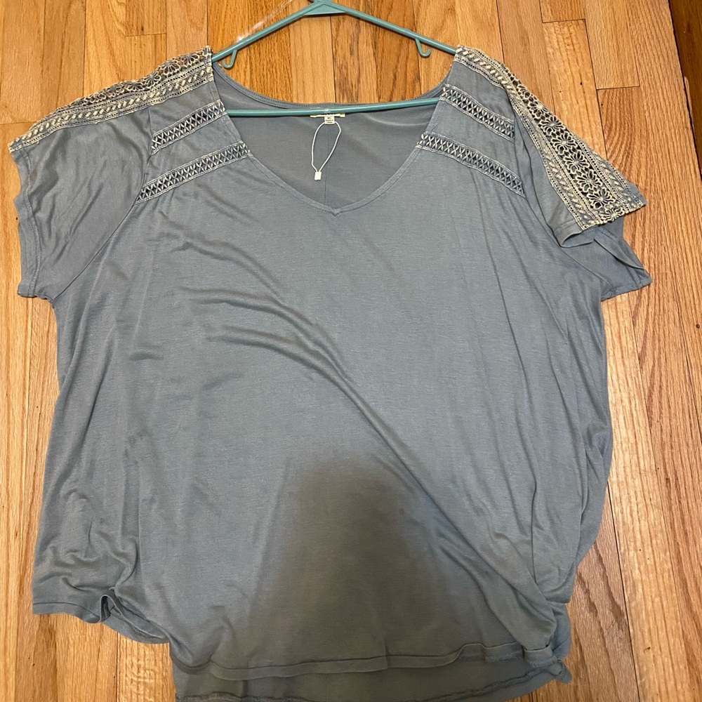Kori v-neck shirt with crochet detail